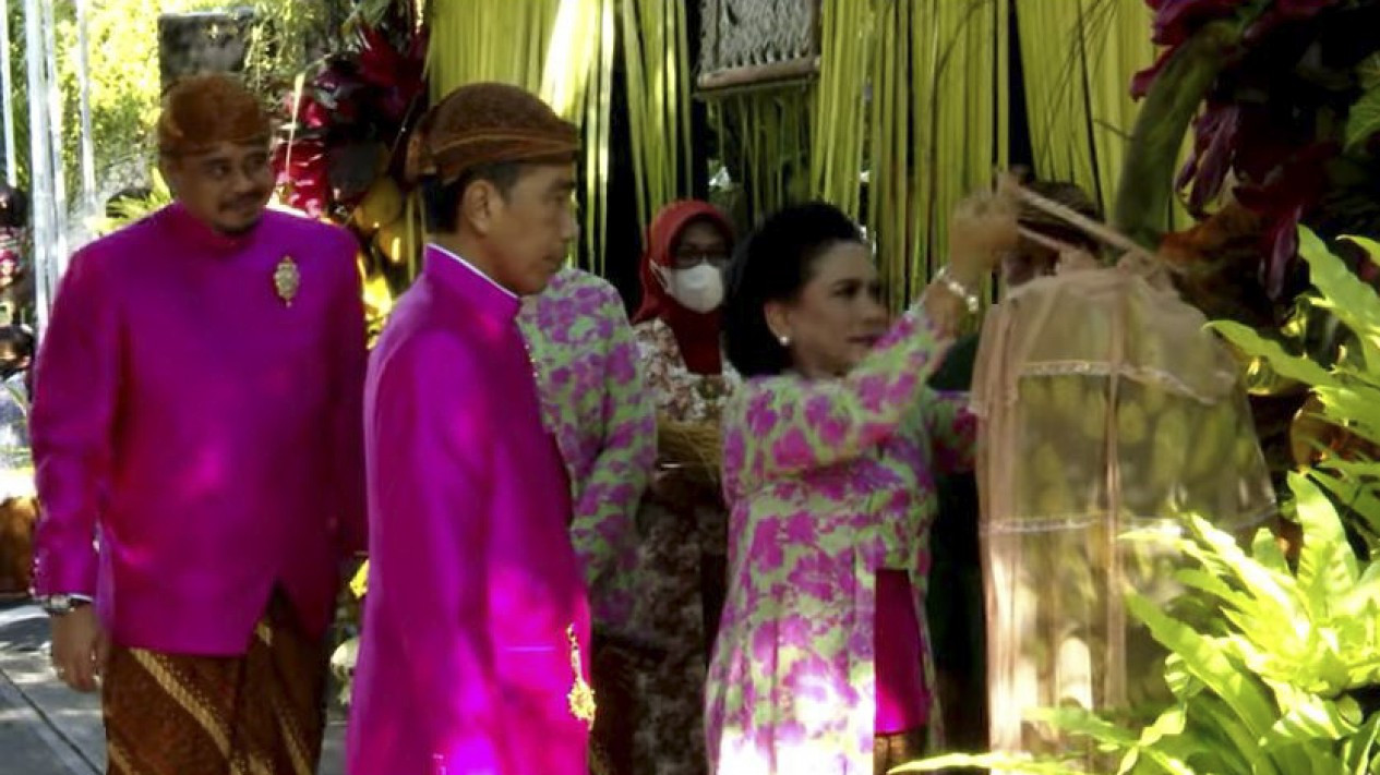 Pemasangan Bleketepe di Nikahan Kaesang oleh Jokowi