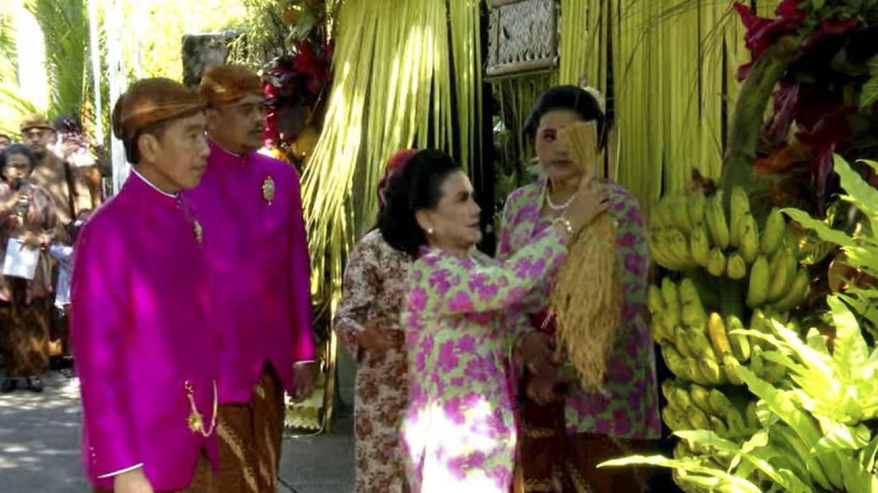 Pemasangan Bleketepe di Nikahan Kaesang oleh Jokowi