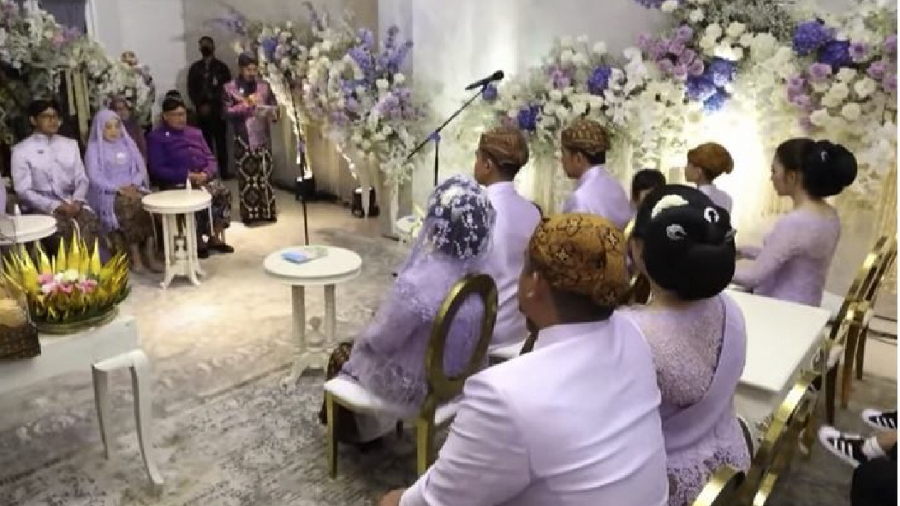 Potret Jokowi dan Ibu Iriana Antarkan Kaesang Midodareni