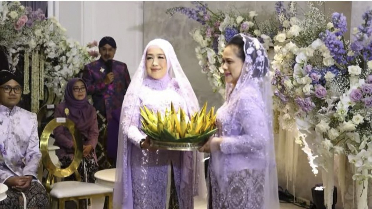 Potret Jokowi dan Ibu Iriana Antarkan Kaesang Midodareni