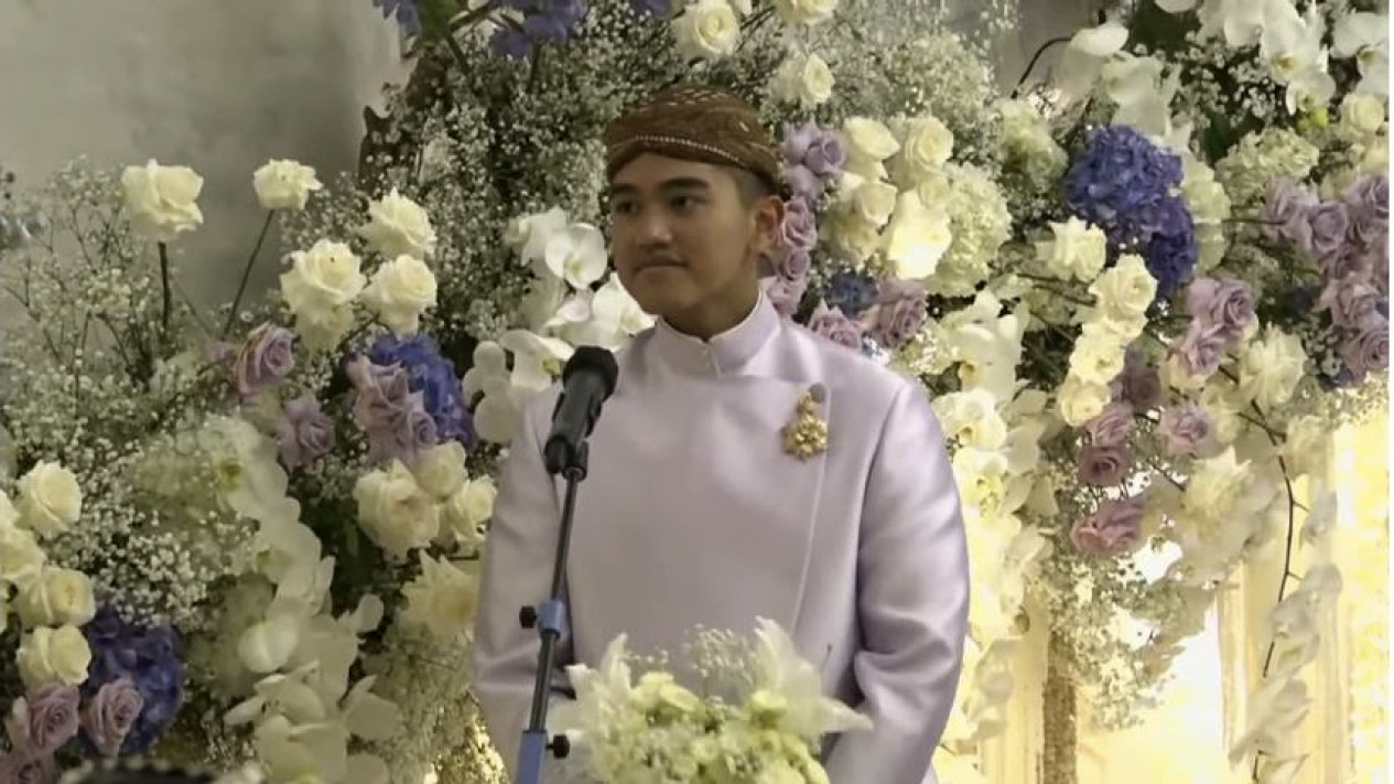 Potret Jokowi dan Ibu Iriana Antarkan Kaesang Midodareni