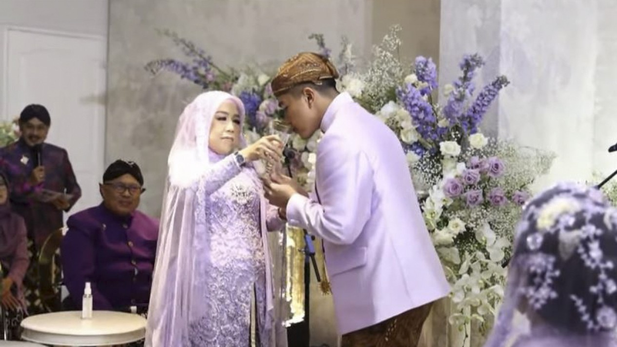 Potret Jokowi dan Ibu Iriana Antarkan Kaesang Midodareni