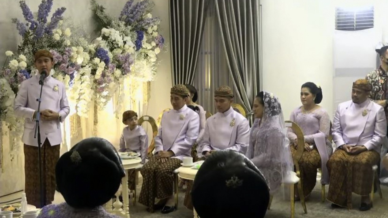Potret Jokowi dan Ibu Iriana Antarkan Kaesang Midodareni
