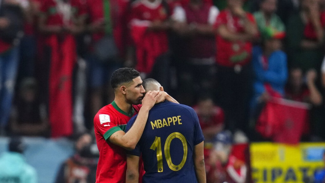 Momen Apik Bromance Mbappe dan Hakimi Usai Prancis Vs Maroko