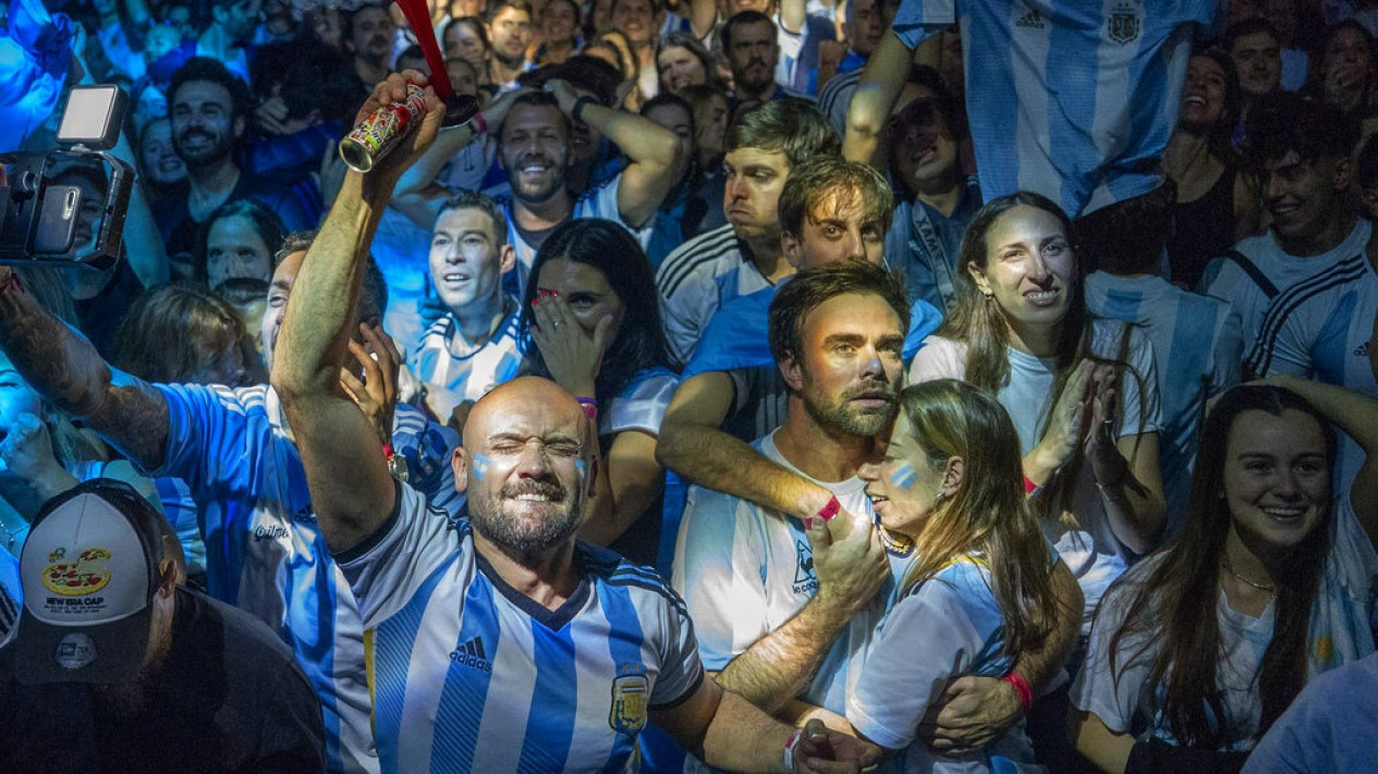 Fans Argentina Histeris Usai Messi Cetak Gol
