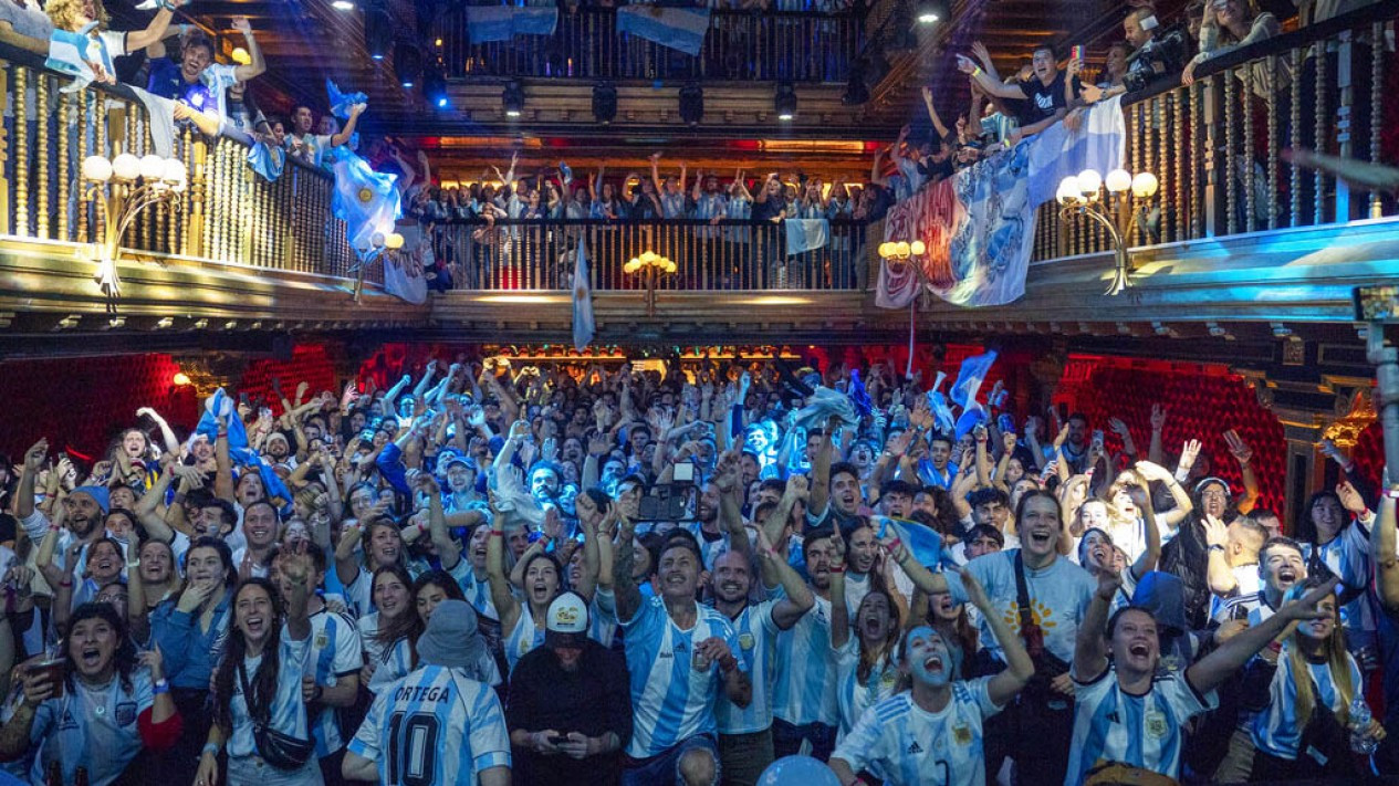 Fans Argentina Histeris Usai Messi Cetak Gol