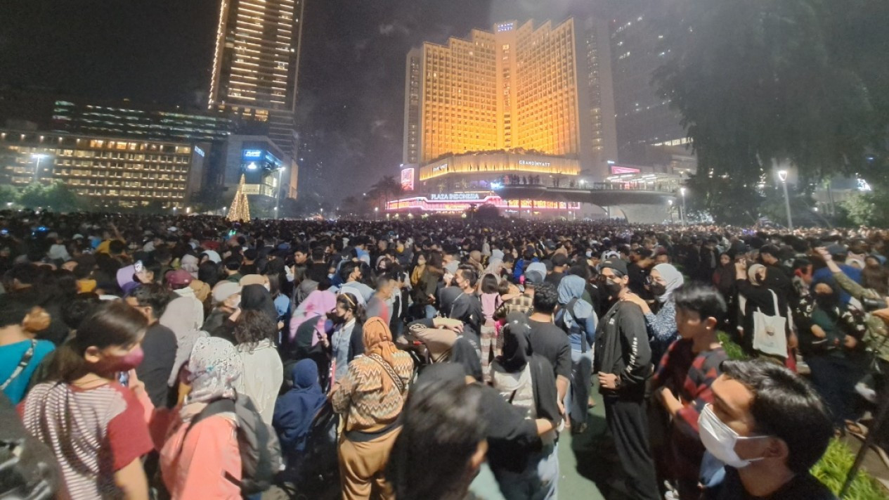 Ribuan Warga Berjubel Saksikan Kembang Api Tahun Baru 2023
