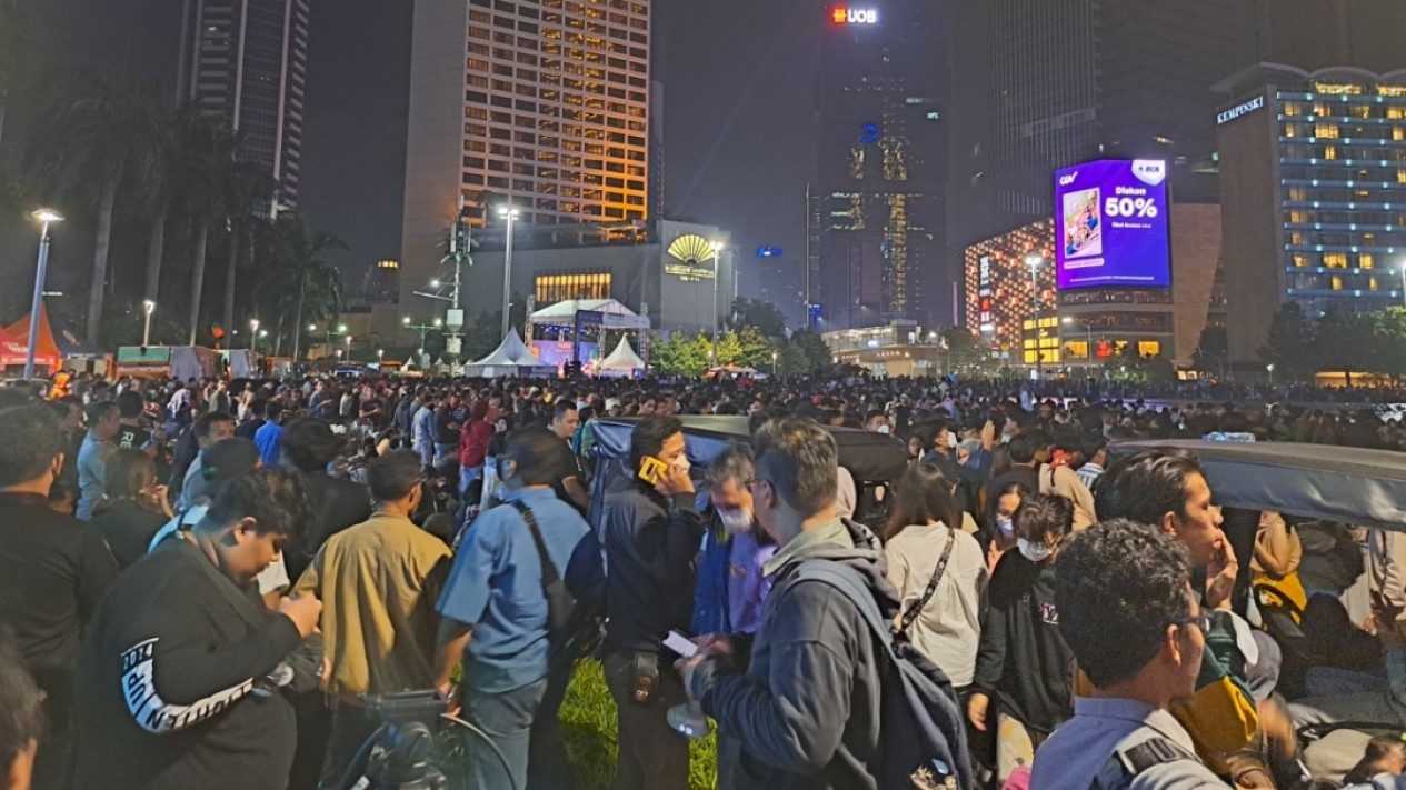 Ribuan Warga Berjubel Saksikan Kembang Api Tahun Baru 2023