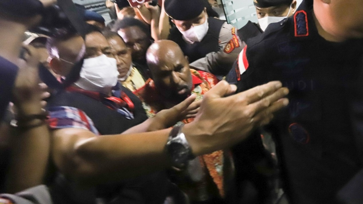 Gubernur Papua Lukas Enembe Tiba di RSPAD Gatot Subroto