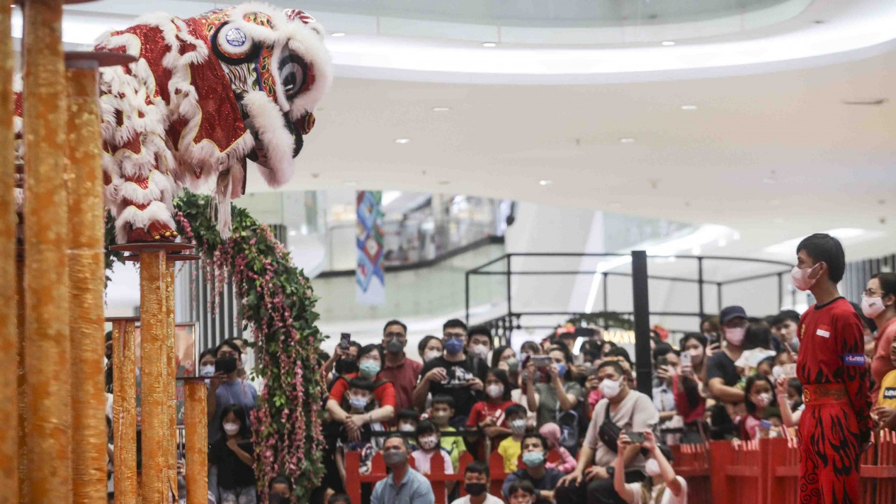 Sambut Imlek, Barongsai Tonggak Beraksi di Mall