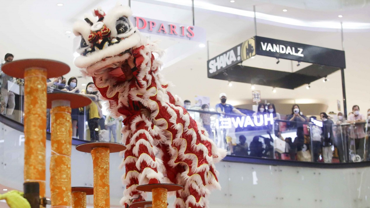 Sambut Imlek, Barongsai Tonggak Beraksi di Mall