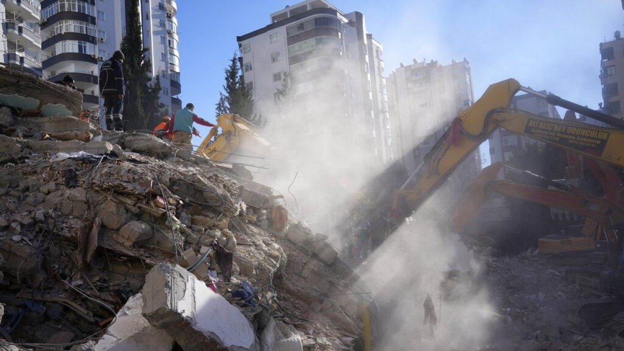 Proses Evakuasi Korban Gempa Turki