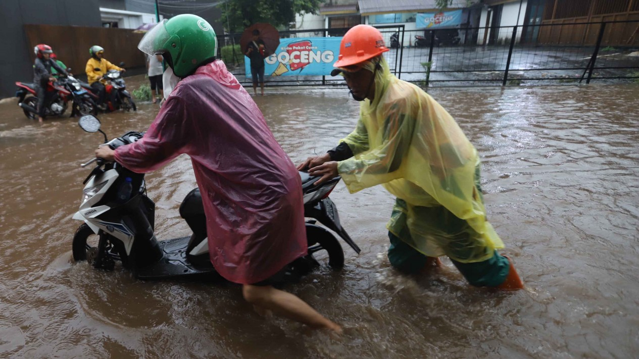 Hujan Deras, Pengendara Nekat Trabas Genangan