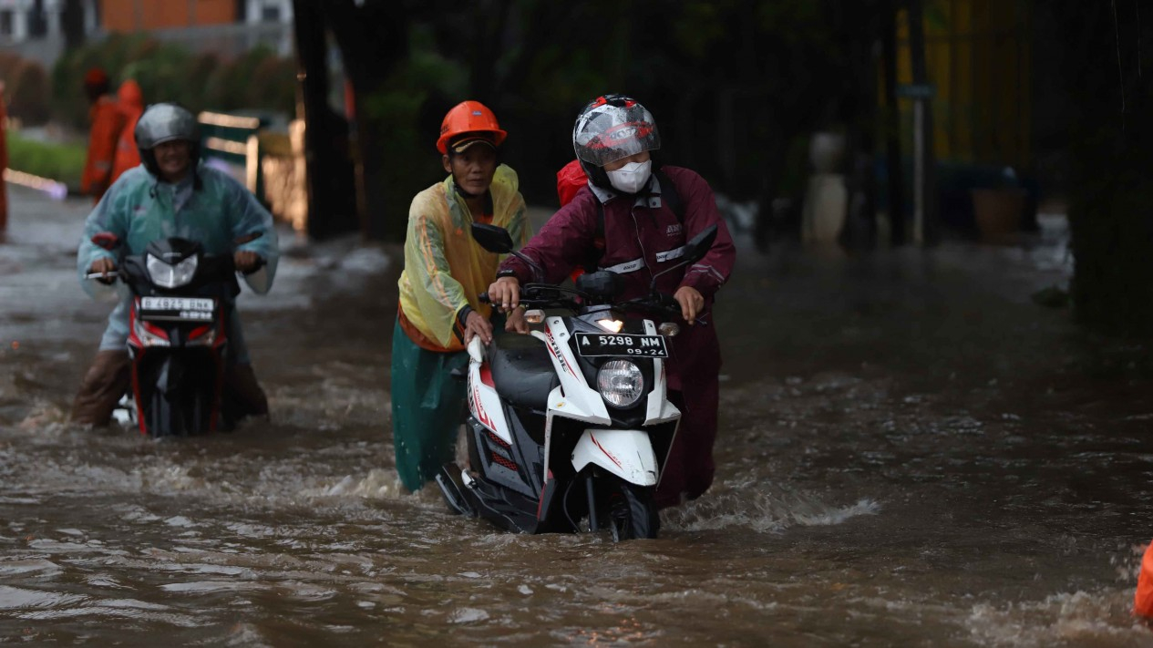 Hujan Deras, Pengendara Nekat Trabas Genangan