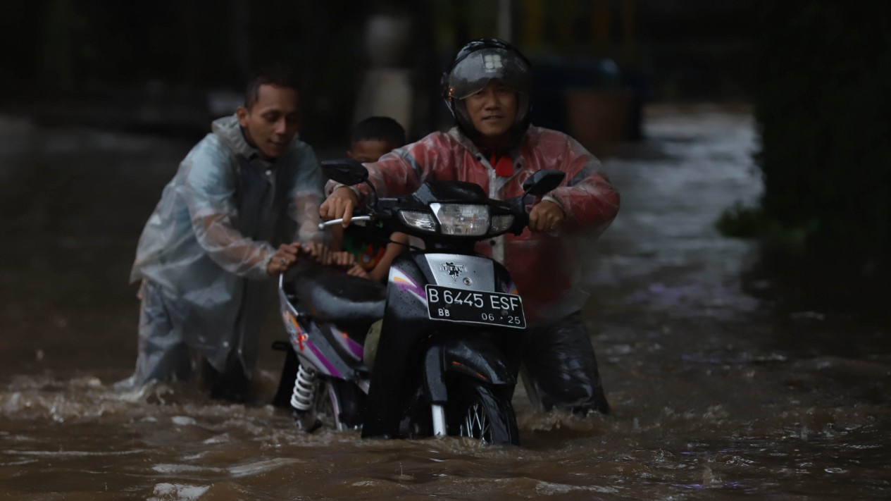 Hujan Deras, Pengendara Nekat Trabas Genangan
