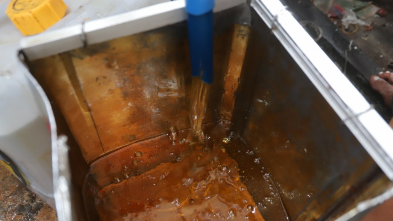 Minyak Kita Langka, Warga Beralih ke Minyak Goreng Curah