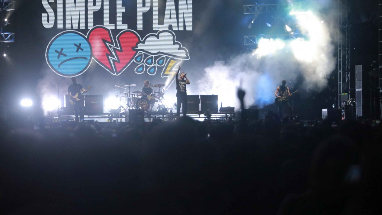 Aksi Simple Plan Tampil Memukau Hibur Para Penonton