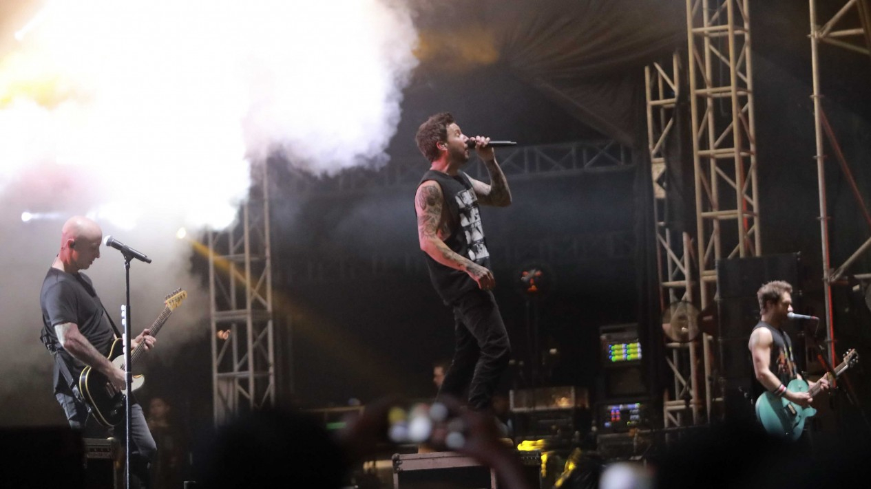Aksi Simple Plan Tampil Memukau Hibur Para Penonton