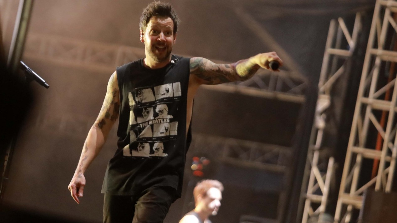 Aksi Simple Plan Tampil Memukau Hibur Para Penonton
