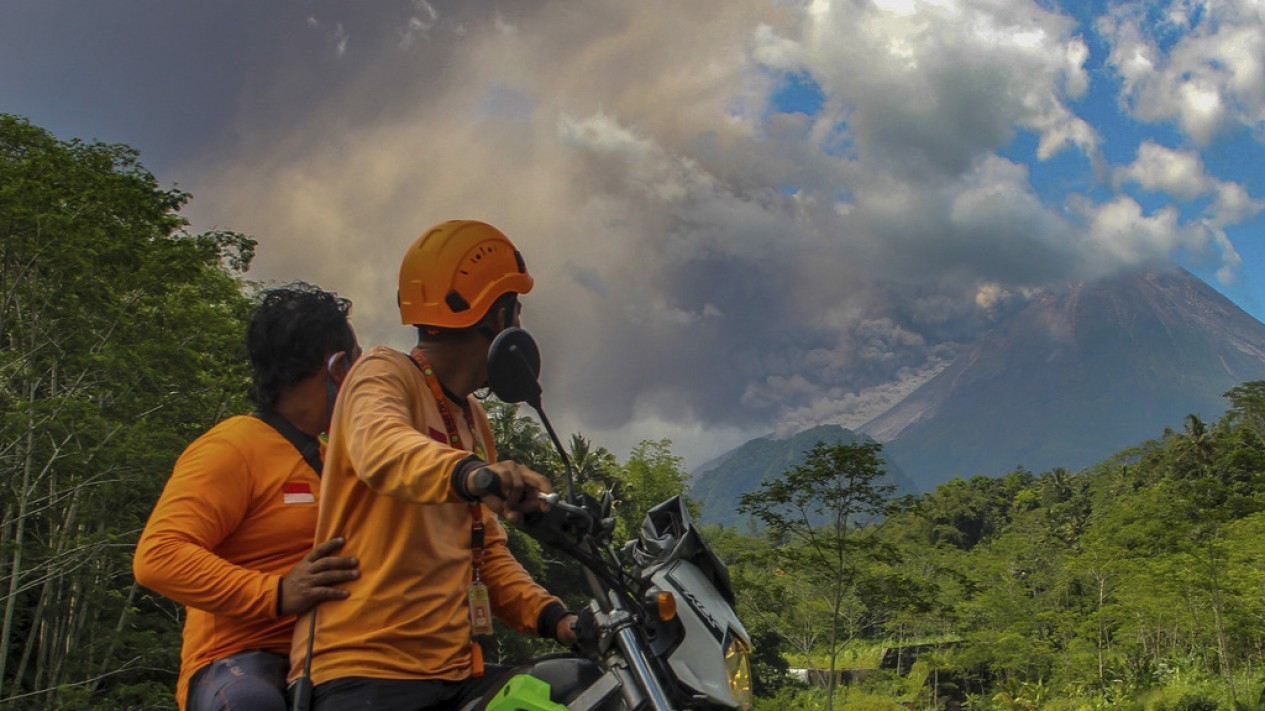 Penampakan Awan Panas Guguran Gunung Merapi