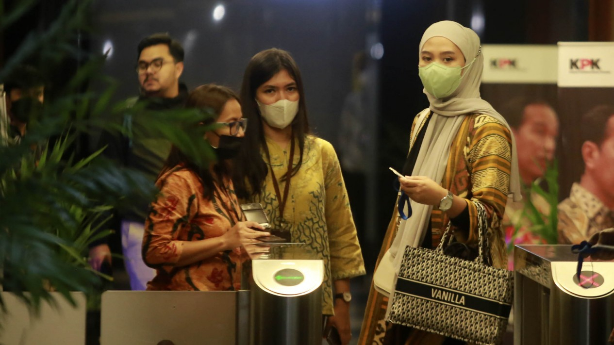 Penampilan Modis Istri Kepala BPN Jaktim di KPK