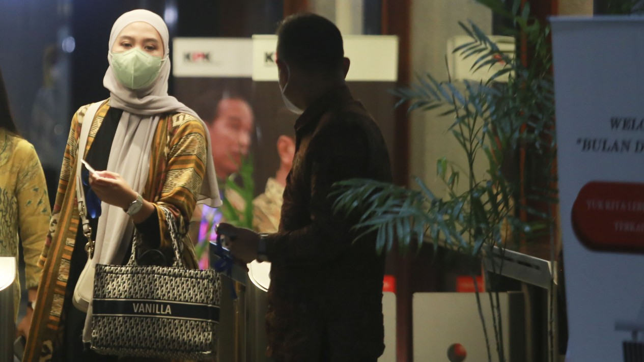 Penampilan Modis Istri Kepala BPN Jaktim di KPK