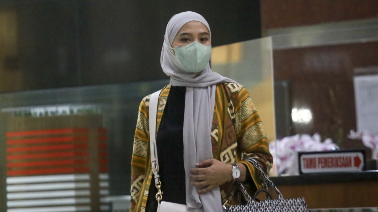 Penampilan Modis Istri Kepala BPN Jaktim di KPK
