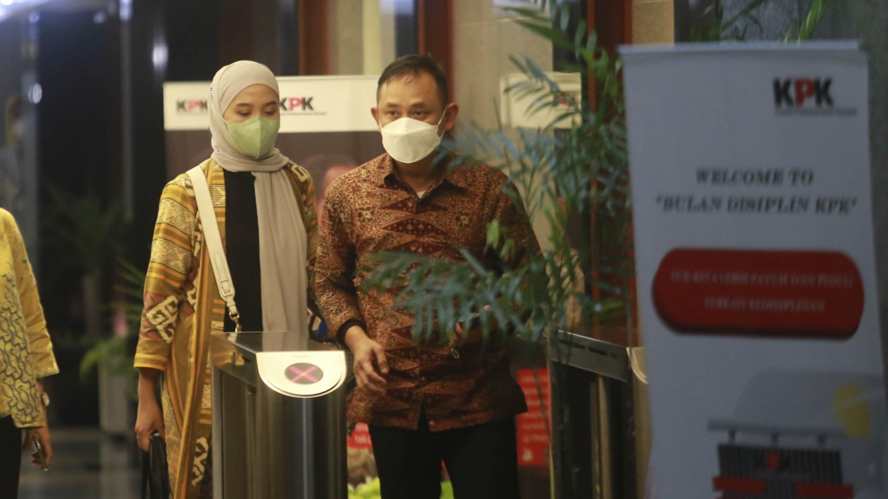 Penampilan Modis Istri Kepala BPN Jaktim di KPK