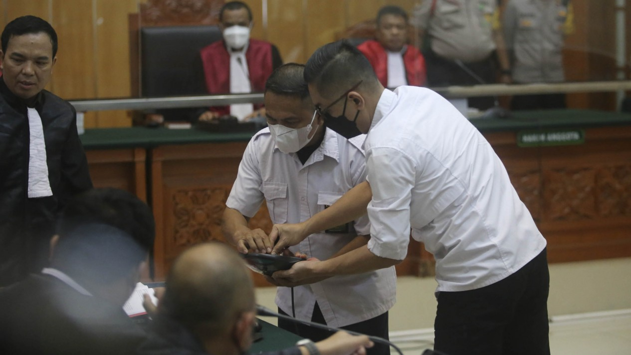 Momen Mic Jatuh Sebelum Pembacaan Tuntutan AKBP Dody