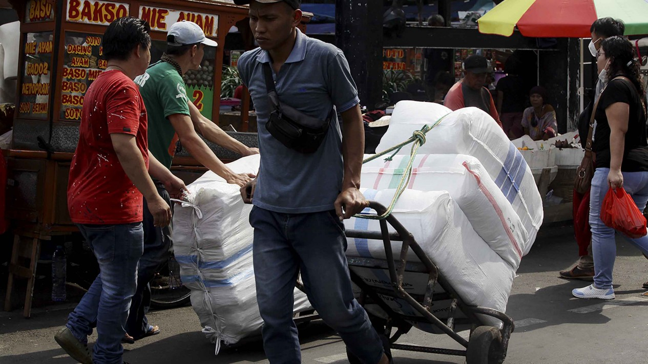 Berkah Ramadan, Kuli Barang Tanah Abang Laris Manis