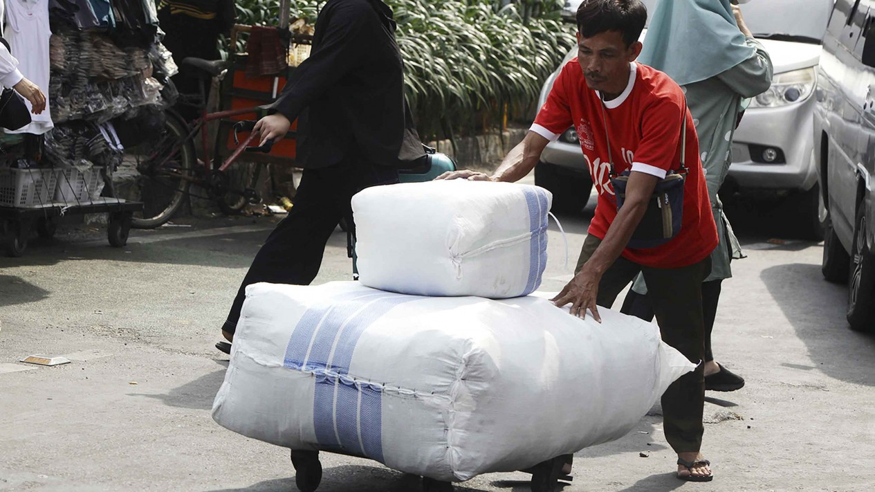 Berkah Ramadan, Kuli Barang Tanah Abang Laris Manis