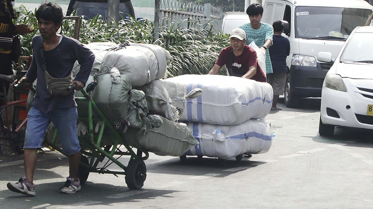 Berkah Ramadan, Kuli Barang Tanah Abang Laris Manis