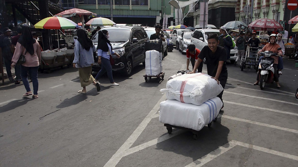 Berkah Ramadan, Kuli Barang Tanah Abang Laris Manis
