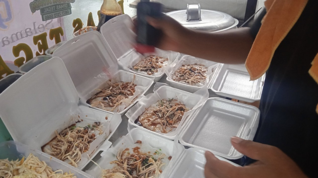 Antrian Warga untuk Bubur Ayam Gratis di Bulan Puasa