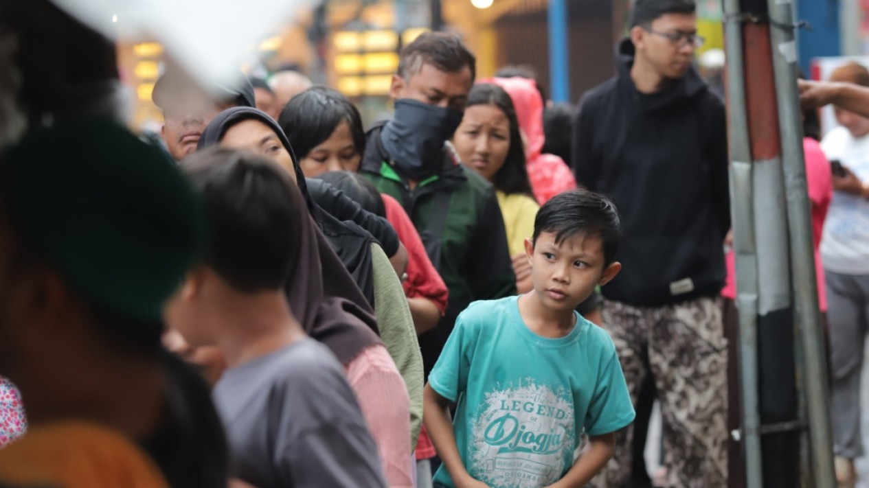 Antrian Warga untuk Bubur Ayam Gratis di Bulan Puasa