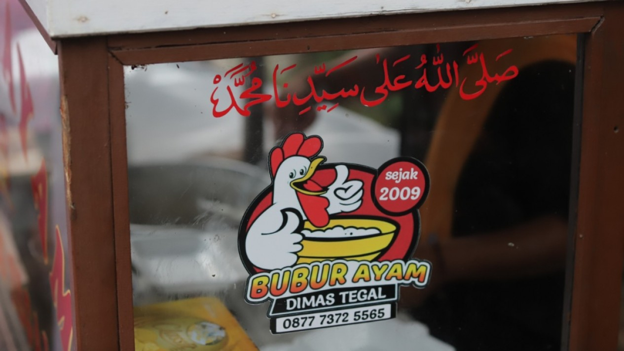 Antrian Warga untuk Bubur Ayam Gratis di Bulan Puasa