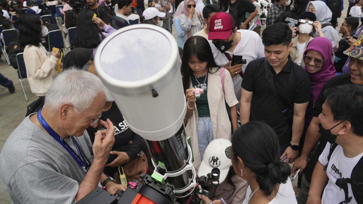 Menyaksikan Fenomena Langka Gerhana Matahari Hibrida