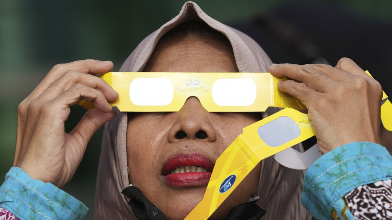 Menyaksikan Fenomena Langka Gerhana Matahari Hibrida