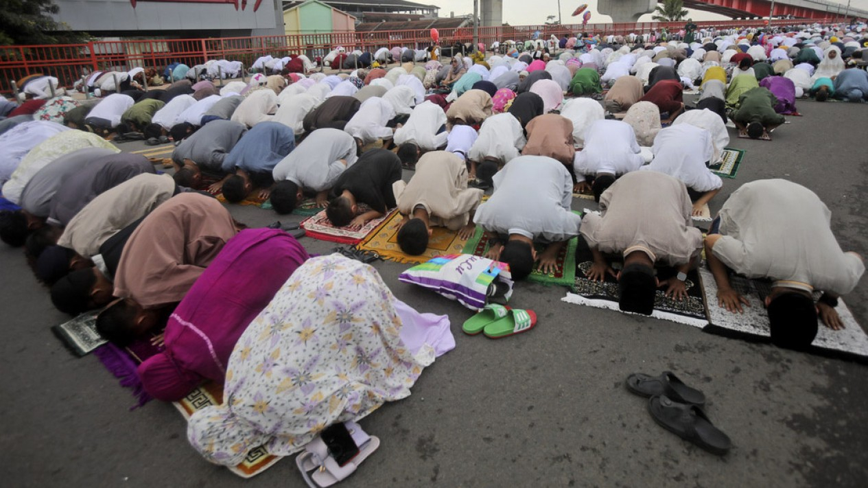Shalat Idul Fitri 1444 H Diatas Jembatan Ampera