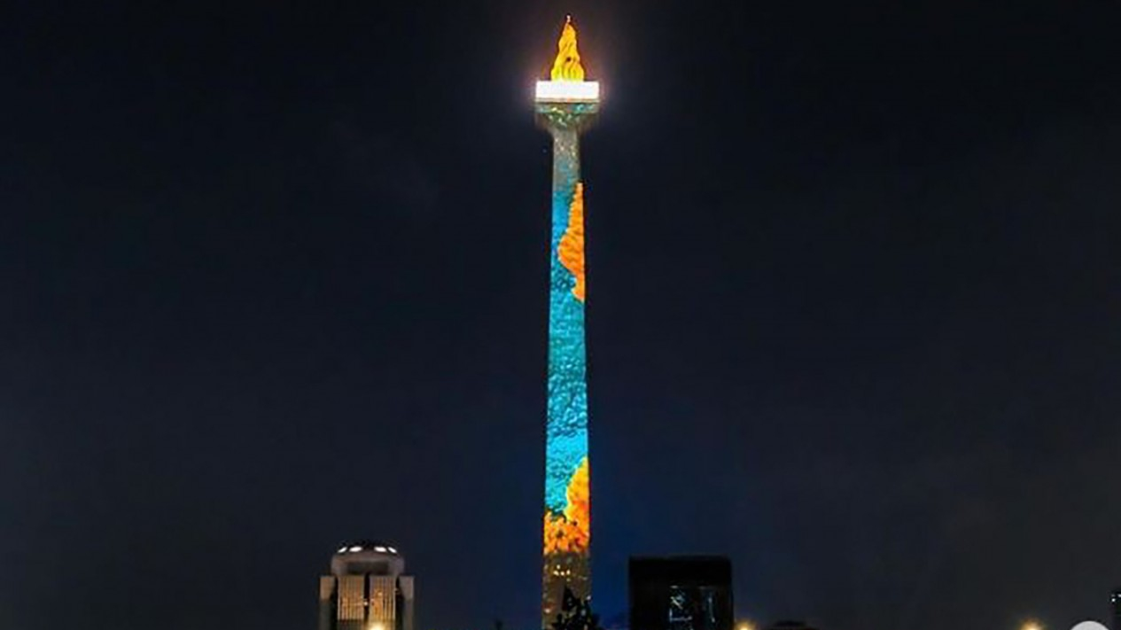 Menikmati Megahnya Video Mapping Monas saat Libur Lebaran