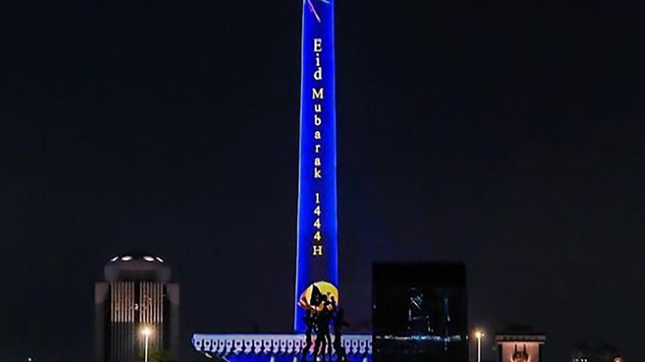Menikmati Megahnya Video Mapping Monas saat Libur Lebaran