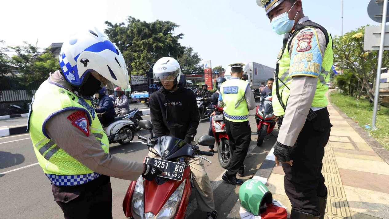 Pemberlakuan Kembali Tilang Manual Kendaraan Bermotor - Vlix.id