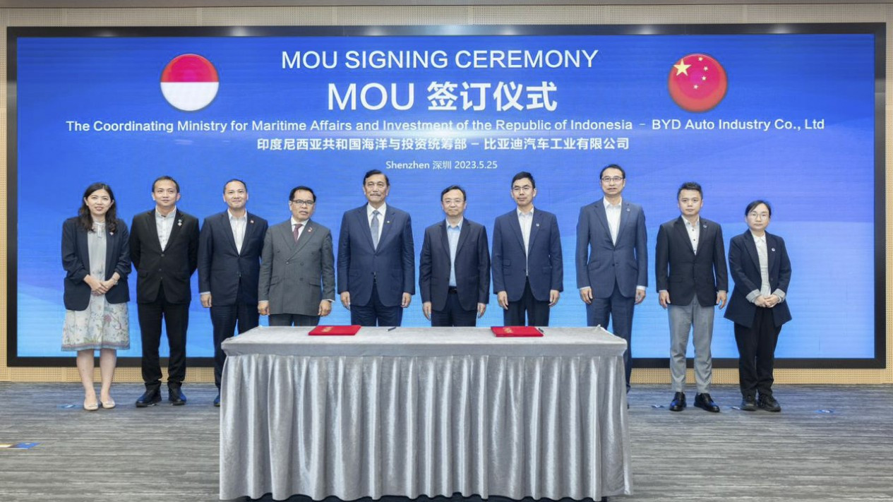 Penandatanganan MoU Investasi Mobil Listrik