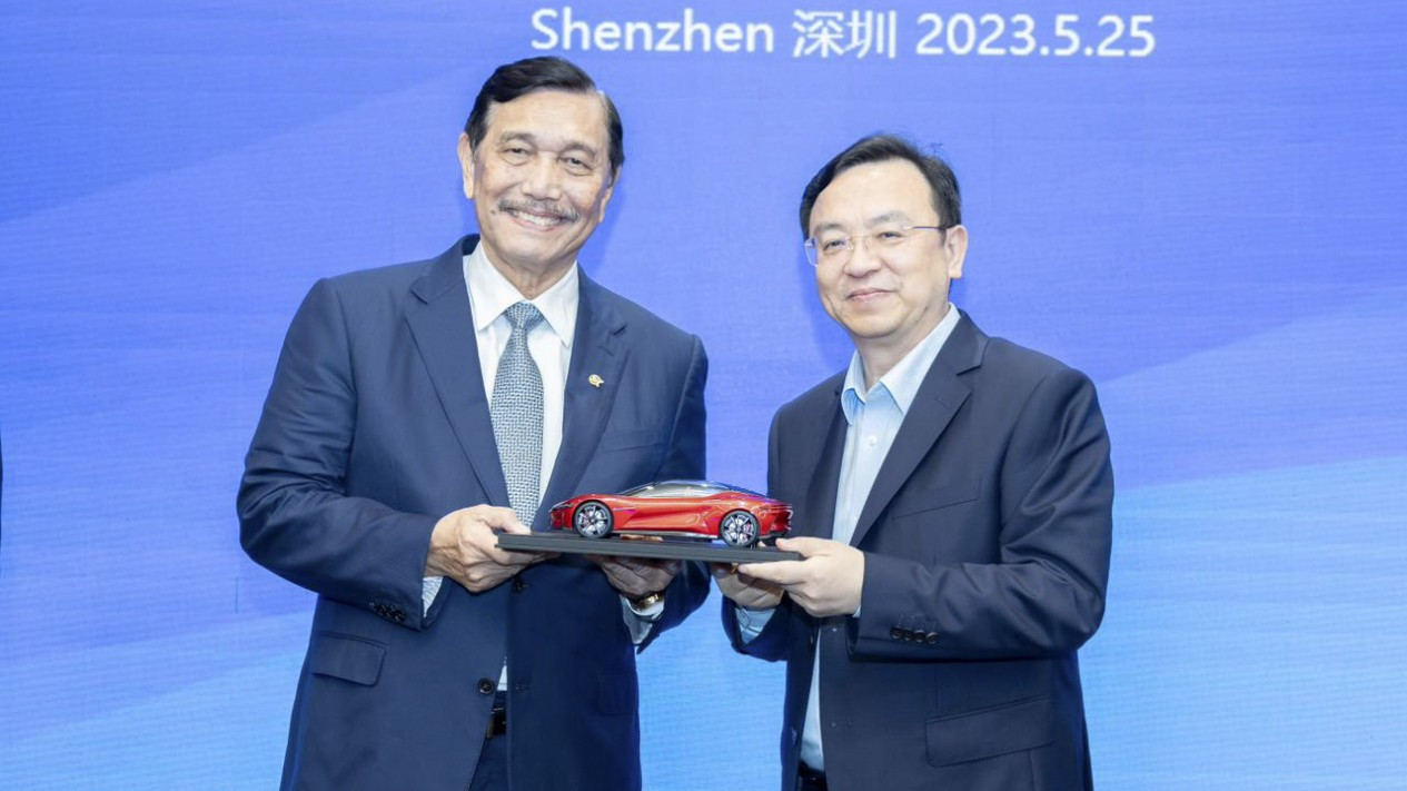 Penandatanganan MoU Investasi Mobil Listrik