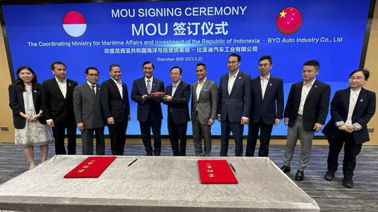 Penandatanganan MoU Investasi Mobil Listrik