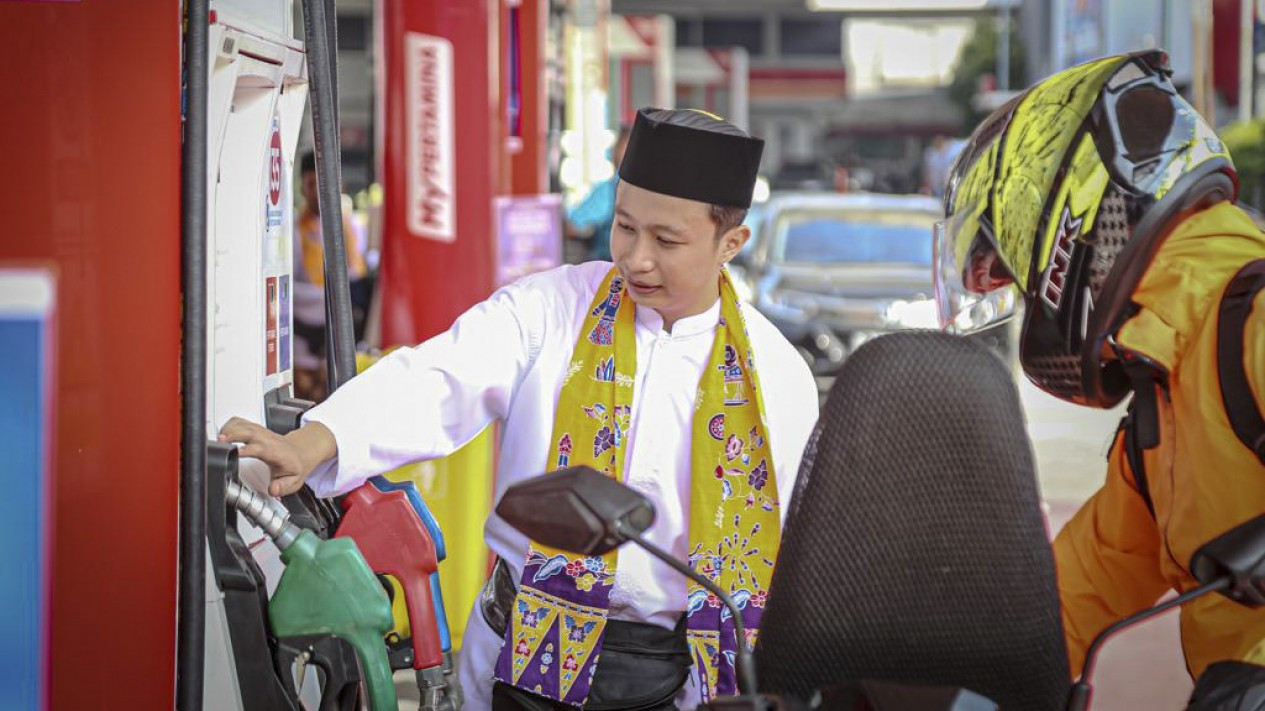 Hari Lahir Pancasila Operator SPBU Pertamina Pakai Baju Adat