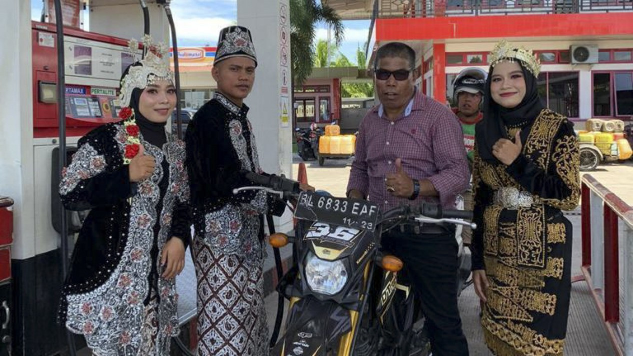 Hari Lahir Pancasila Operator SPBU Pertamina Pakai Baju Adat