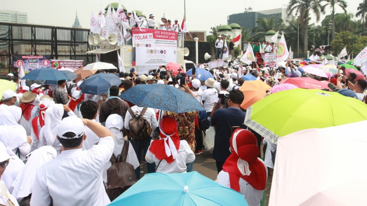 Demo Para Nakes di Depan Gedung DPR RI