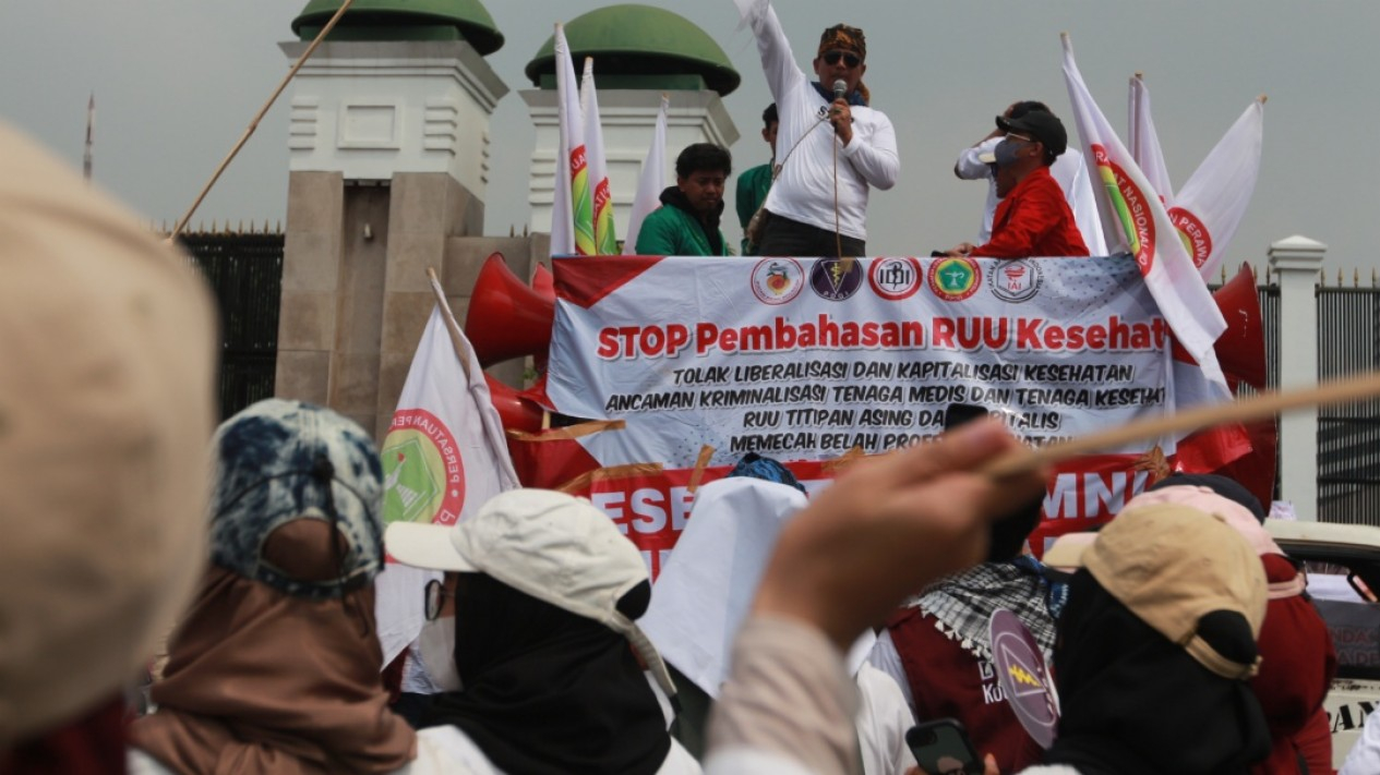 Demo Para Nakes di Depan Gedung DPR RI