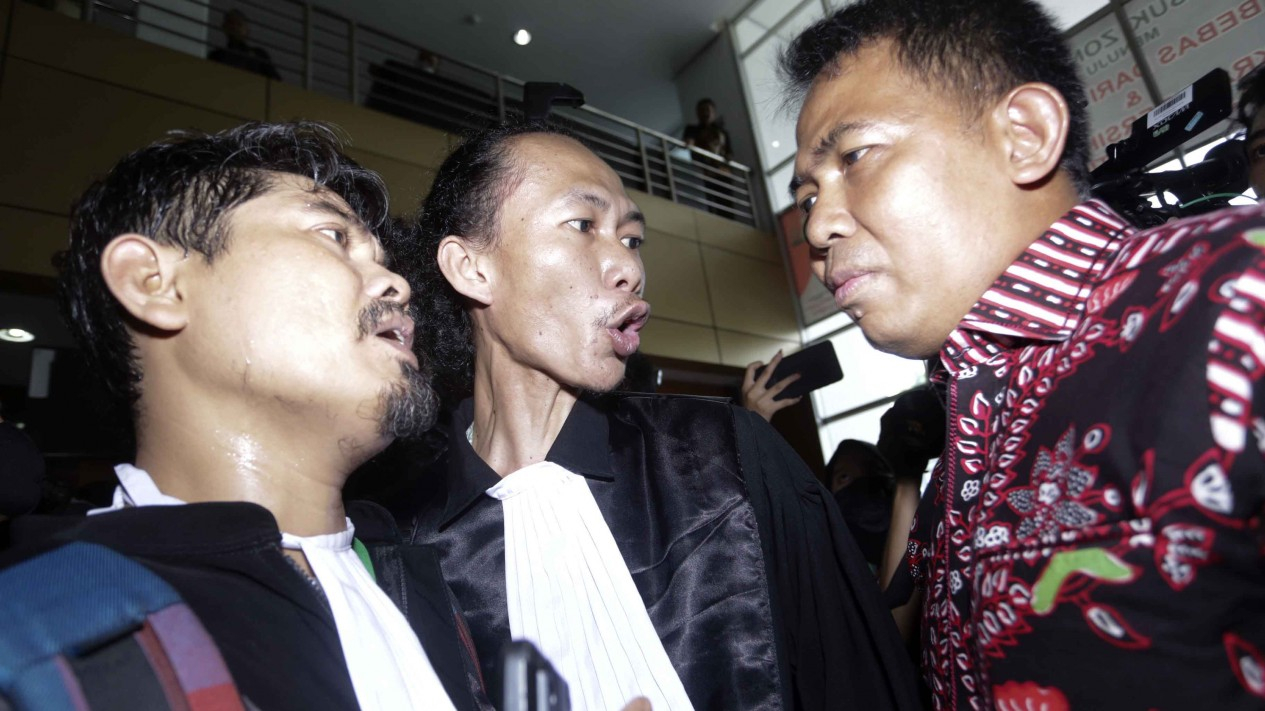 Luar Ruang Sidang Ricuh Sebelum Sidang Haris Azhar-Fatia